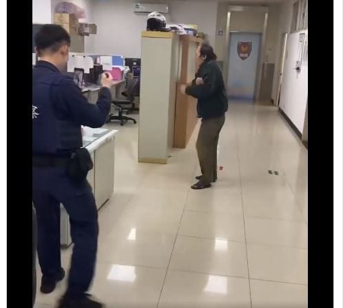 有民眾因不明原因突然在警局跳舞的影片，引發網友關注。 圖：翻攝我是中壢人臉書