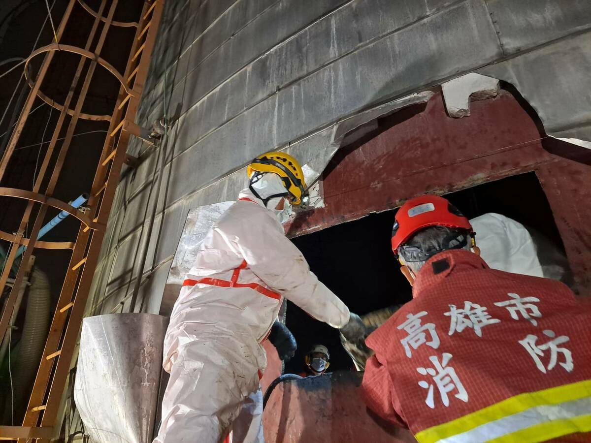 消防人員切割體仍救不回受困工人。 圖：高雄市消防局/提供