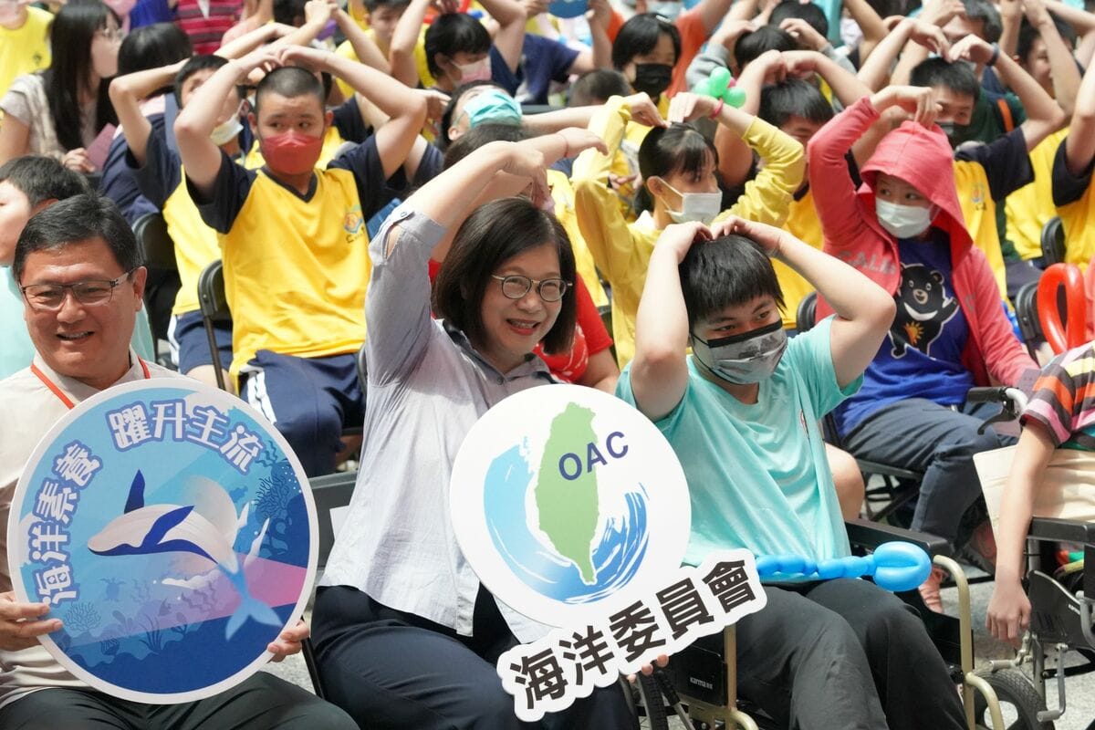 管碧玲(前排左二)參與「海洋有愛 學習無礙」活動。 圖：海洋委員會/提供