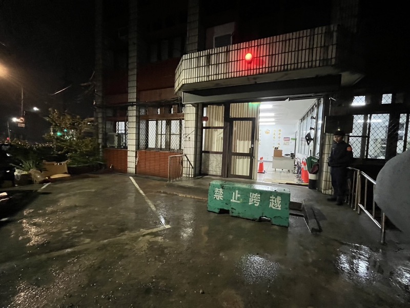 基隆市警察局八堵分駐所為強化安全，昨晚找來吊車將重達10噸紐澤西石墩放置在派出所前，維護值勤員警安全。 圖 : 中央社/提供