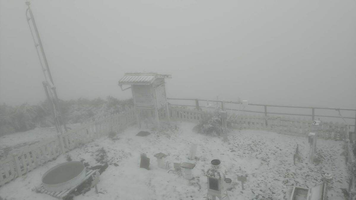 玉山上午10點出現降雪，主峰線鐵棚區都有結冰、霧淞，中繼站排雲山莊也有雨夾雪。 圖：中央氣象署／提供