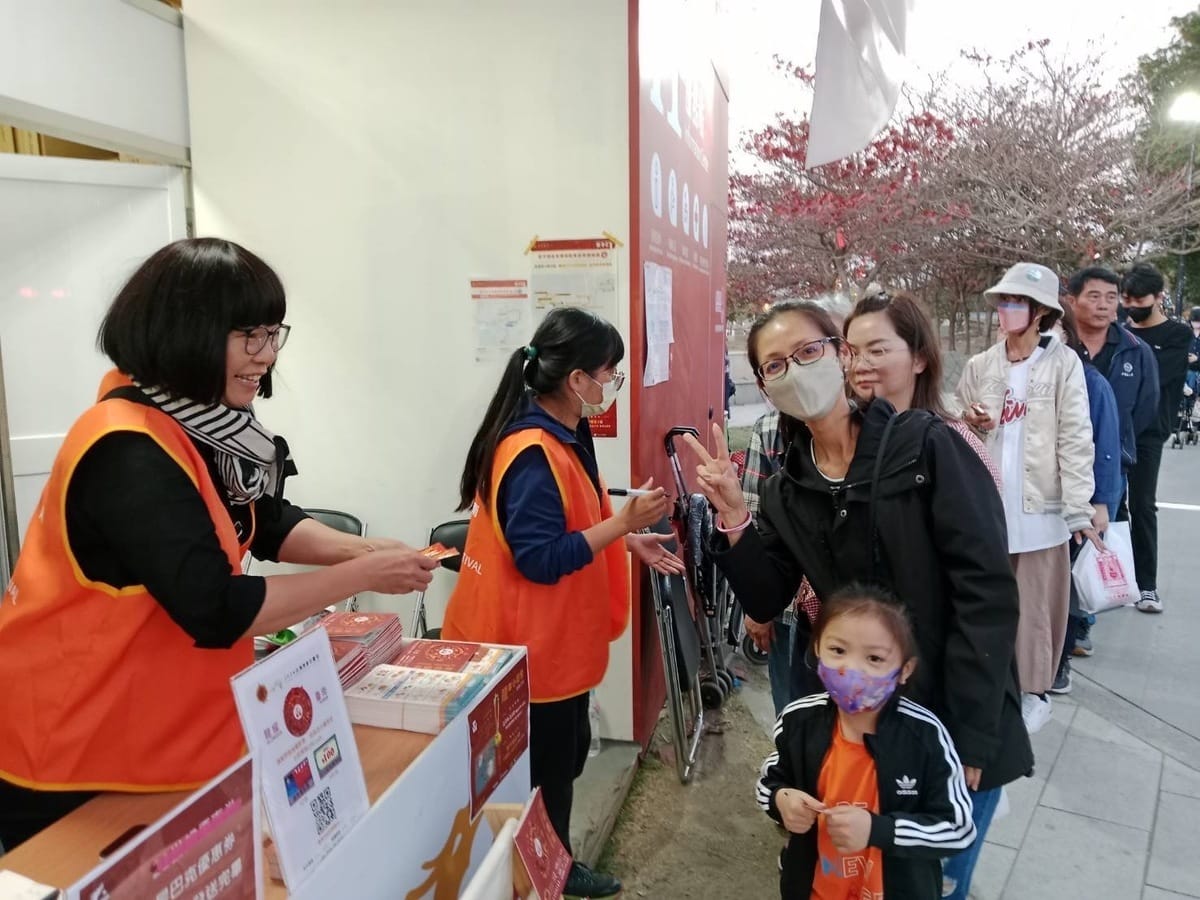 於安平燈區i2服務站領取「安平燈區集章卡」，即可登上高鐵燈區觀禮台欣賞主燈秀，集章完成可於安平燈區i2服務站領取小龍包提燈（每日限量200個）。 圖：台南市政府/提供
