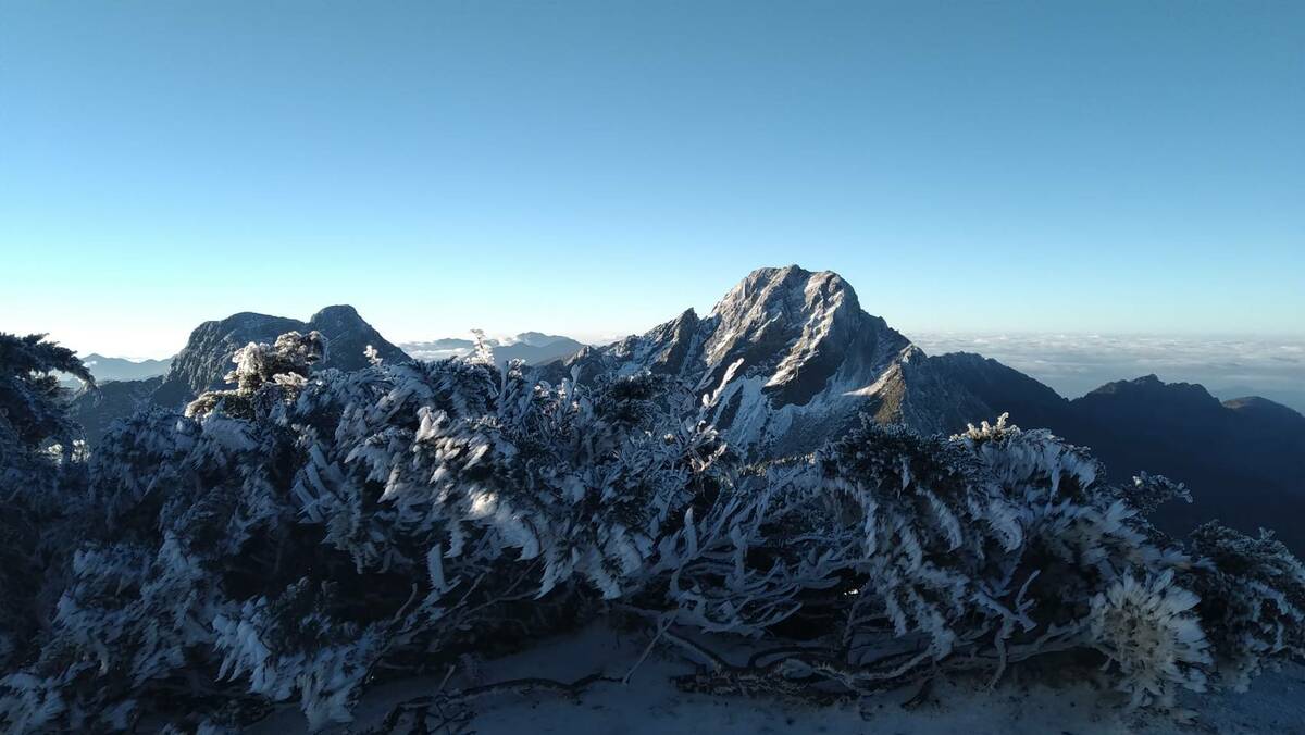 玉山氣象站氣溫零下7.9度，積雪約1公分。 圖/中央氣象署提供