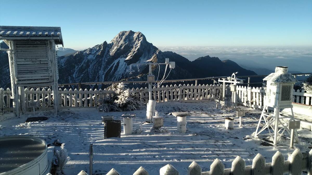 玉山氣象站氣溫零下7.9度，積雪約1公分。 圖/中央氣象署提供