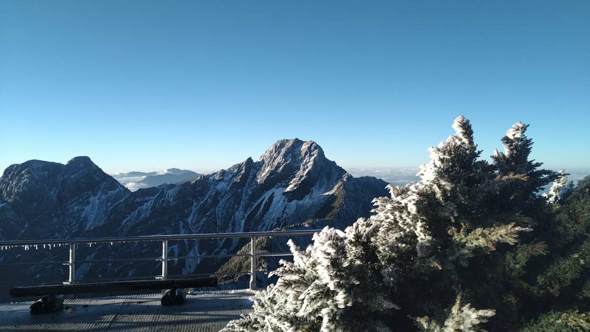 玉山氣象站氣溫零下7.9度，積雪約1公分。 圖/中央氣象署提供