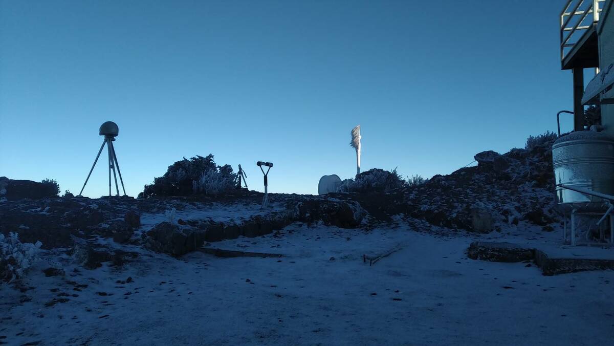 玉山氣象站氣溫零下7.9度，積雪約1公分。 圖/中央氣象署提供