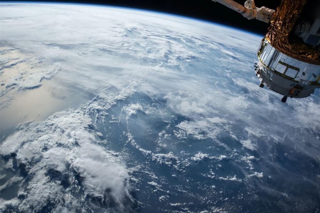 南韓軍方積極發展衛星技術，預計於2025年前還會陸續發射五顆衛星，以監控北韓的一舉一動。 圖/取自Unsplash圖庫