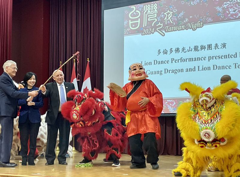 駐多倫多辦事處長陳錦玲（左2） 與加國政要共同參與佛光山龍獅團為「台灣之夜」表演的「采青」段落。 圖：中央社