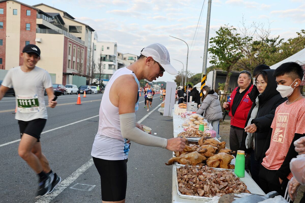 台南古都國際半程馬拉松賽道沿線經過台南15處特色古蹟景點，以及獨家港區景色的賽道，並於賽道17.5公里處設有的美食小吃大道，提供烤雞、豬腳、蜂蜜滷味及現打果汁等多樣特色美食小吃，讓跑友跑累了可以吃著美食，幸福滿載而歸。 圖：台南市政府提供