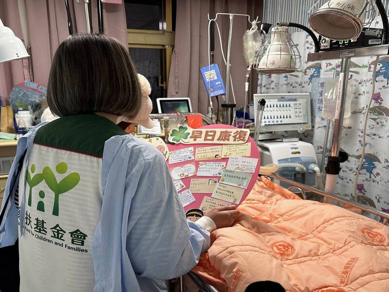 彰化家扶中心的同仁前往秀傳醫院探望姐姐，溫柔地對她說「趕快恢復健康好嗎？」讓姐姐聞訊淚流。 圖：彰化家扶中心／提供