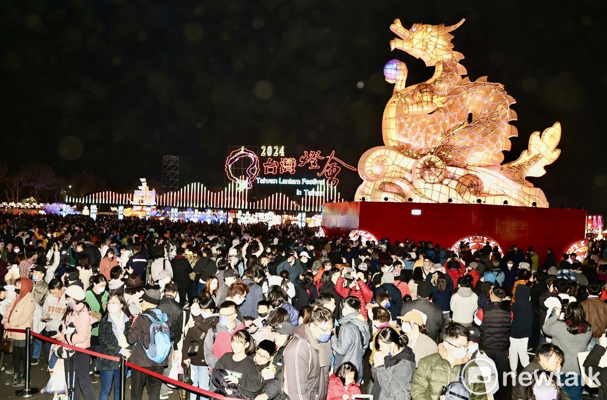 昨（2）日晚間8:36，「台灣燈會在台南」兩燈區參觀人次合計突破千萬人。黃偉哲表示，台灣燈會成功打響「台南400」知名度，感謝1000萬人次的支持、口碑傳播、社群擴散，透過民眾分享的每一份感動、每ㄧ幅精彩照片，也重新喚起臺南人的驕傲、讓台灣人甚至是全世界人對臺南這片土地「重新認識」。 圖：台南市政府提供