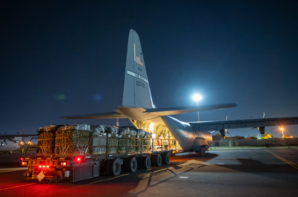美國和約旦空軍2日出動3架C-130運輸機，載運66大包救援物資，包括38000份即可食用餐食，沿著加薩海岸線空投發送，希望為受到持續衝突影響的平民提供重要救濟。 圖：翻攝defense.gov