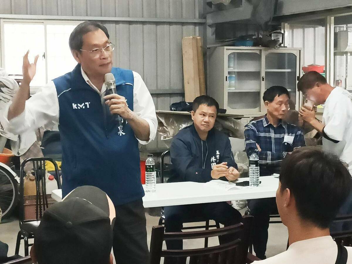 蘇清泉(左一)為屏東百香果農抱不平。 圖：蘇清泉服務處/提供