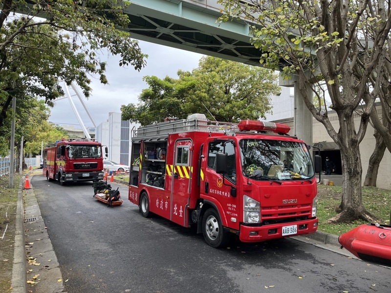 台北市迪化污水處理廠3日發生委託廠商員工跌落沉澱池意外，台北市消防局獲報立即出動機具抽取污泥進行搜救。 圖：中央社翻攝照片