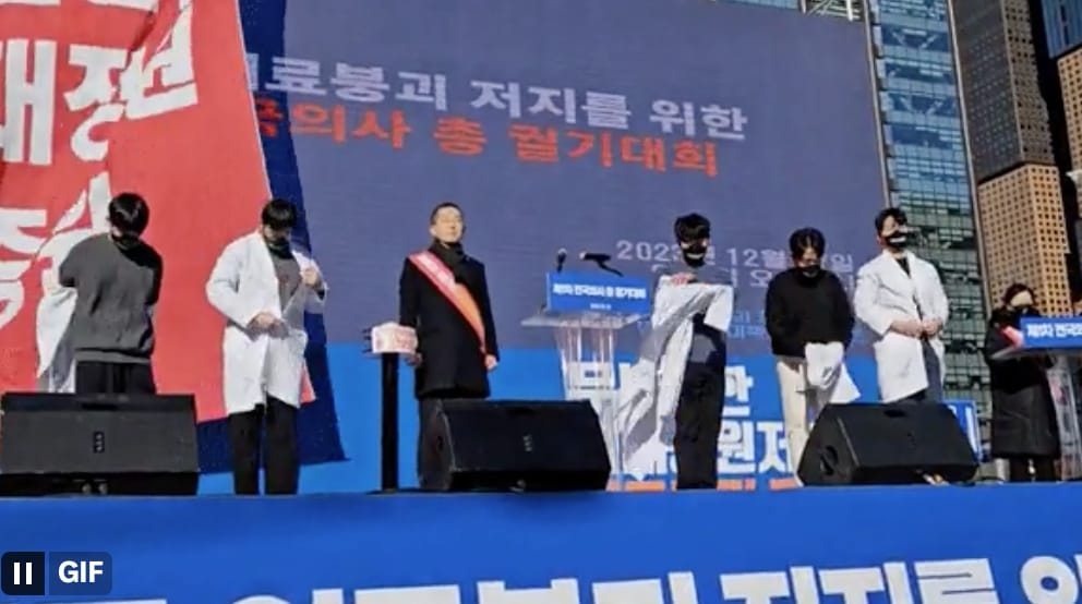 針對政府下達的返崗命令，截至期限上（2）月 29 日當天，僅有 565 人聽令復工，保健福祉部已公告祭出行政處罰甚至刑事指控。 圖：取自「X」@SeokhoonLee6