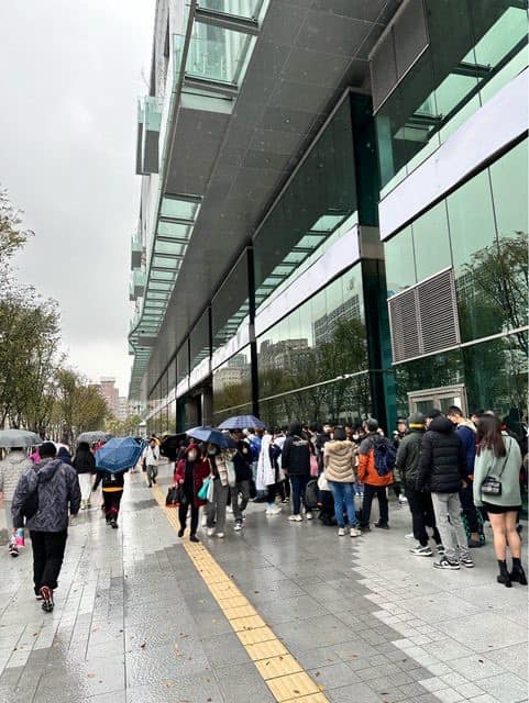 也有網友諷刺，若照先前監督新竹棒球場的態度，此次漏水已然是「大秘寶」等級，需要深挖十八層，檢驗有無官商勾結。他並調侃，「小草就是需要雨水的灌溉」。 圖：取自顏若芳臉書