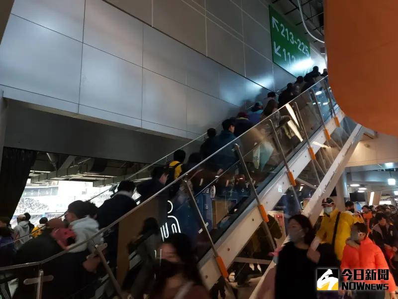 ▲巨人交流賽迎來3.6萬人擠爆大巨蛋，場內手扶梯一度停止運作，讓進場球迷動彈不得。 圖：NOWnews提供