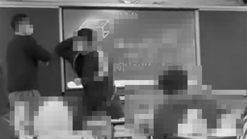 男高中生衝上講台朝老師揮拳，畫面全被同學拍下。 圖：翻攝抖音