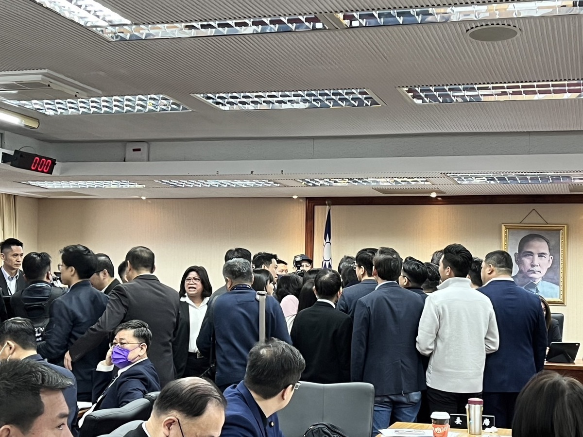 立院內政委員會海委會專案報告前，藍綠立委爆發爭執無法進行議事。 圖：金大鈞/攝