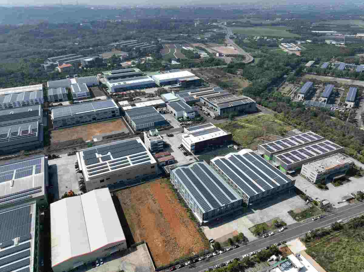 嘉義佐登妮絲城堡觀光工廠周邊鄰近廠房，均已裝設屋頂太陽能板。 圖：傅志男攝/地球公民基金會提供