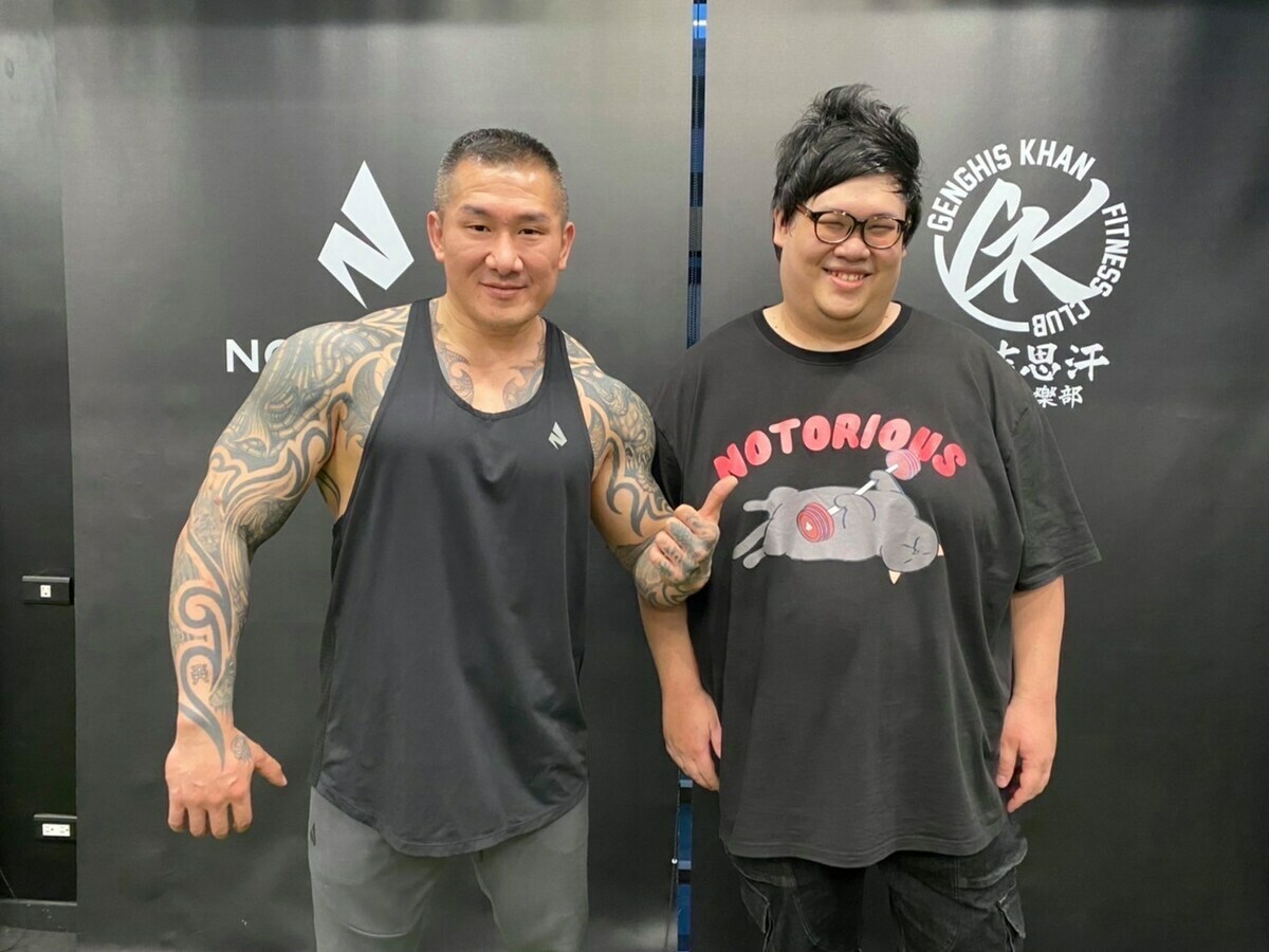 2022年底時，館長（左）請史丹利擔任健身房品牌代言人，然而事後兩人卻不歡而散。 圖：翻攝自史丹利FB
