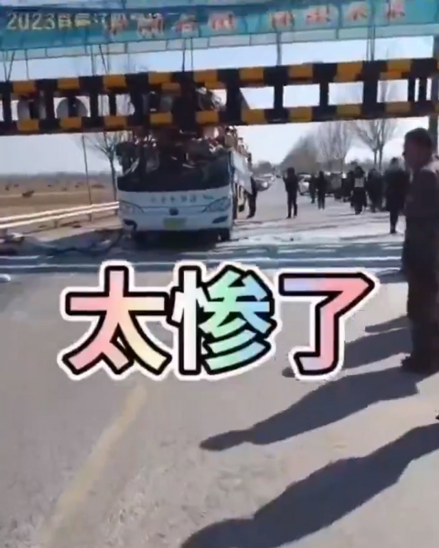 中國近期發生一起慘烈悲劇，一輛沈陽巴士撞上限高桿，造成 20 多人死傷。 圖：翻攝自希望之聲–中國時局 X（前推特）帳號