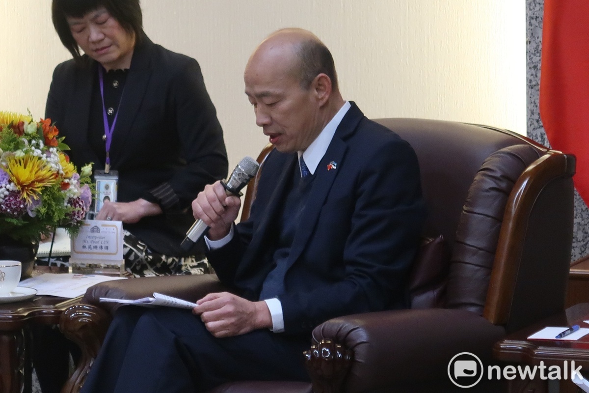 立法院長韓國瑜接見愛沙尼亞國會議員時仔細盯的講稿說話 圖：林朝億/攝