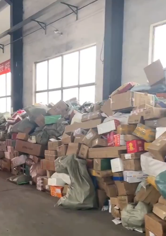 快遞員因工作量突然大增，導致無法及時處理快遞。多地快遞站堆積無數包裹。 圖：翻攝自大紀元爆料平台 X（前推特）帳號