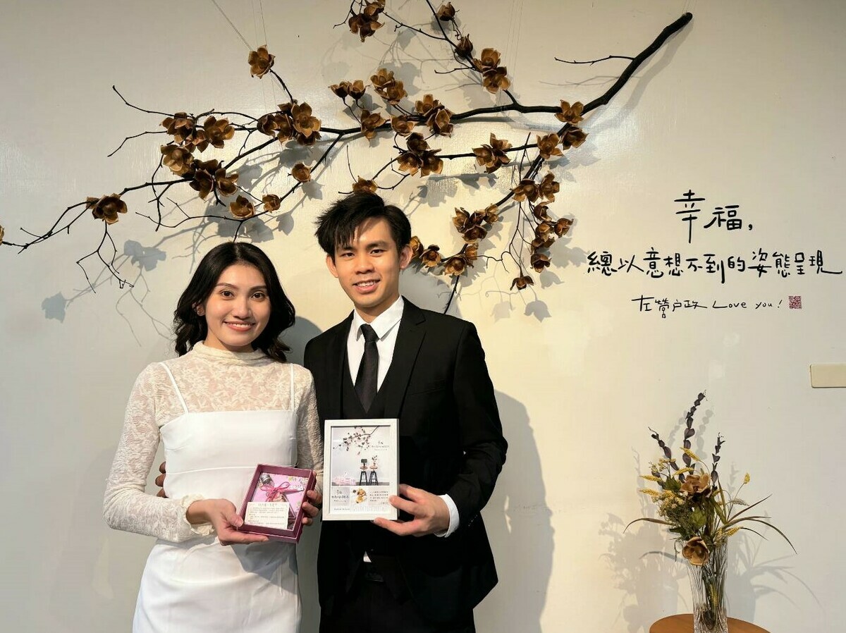 馬來西亞情侶特地飛來高雄辦理結婚登記。 圖：高雄市民政局/提供