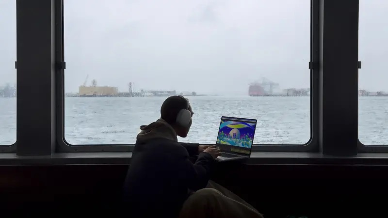 一名知情人士向外媒《MacRumors》透露，蘋果預計從本週開始，陸續推出12款新品，雖然還未公布，但可能透過官網方式，推出這些新品，包含採用OLED面板iPad Pro，以及春季限定iPhone新色等。 圖：取自蘋果官網