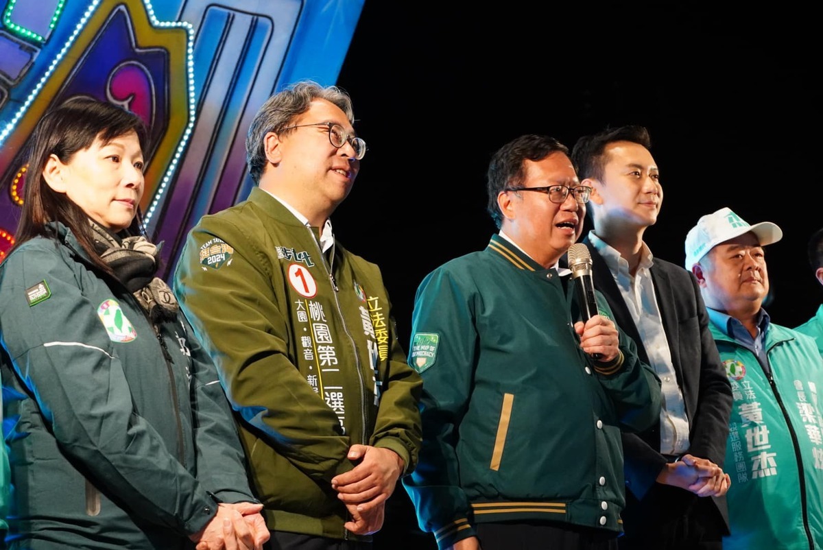 民進黨此次在桃園立委選舉全軍覆沒，各界仍期待負責督軍的行政院副院長鄭文燦、連任失敗的黃世杰未來的表現。 圖：翻攝自黃世杰臉書