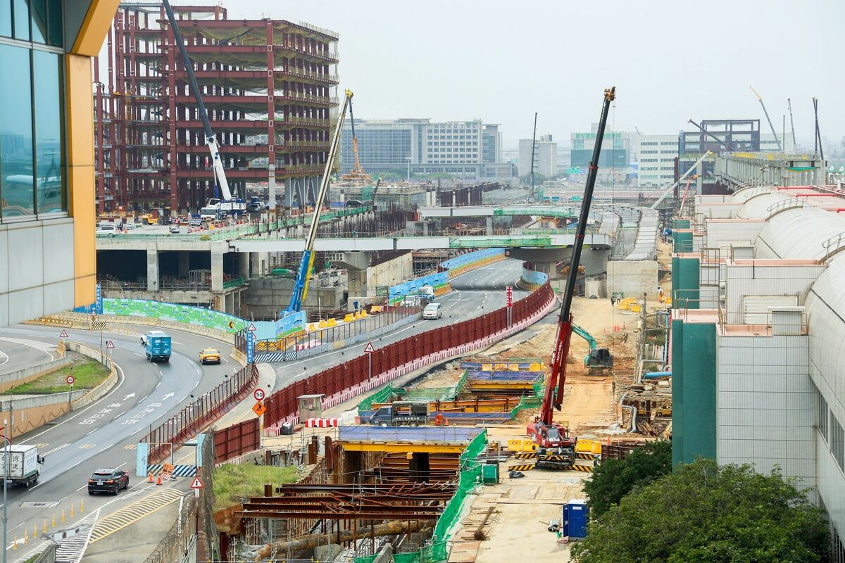 桃園機場建設不斷，第三航廈施工強碰跑道年度歲修，不少旅客行程受到影響。 圖：翻攝自桃園機場官網