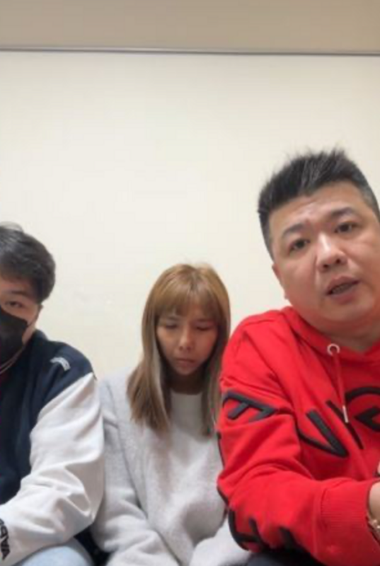 由於當時晚安小雞的老闆傑哥（右）第一時間出面哭訴並尋求外界幫助，因此被懷疑跟晚安小雞是共犯。 圖：翻攝自晚安小雞FB
