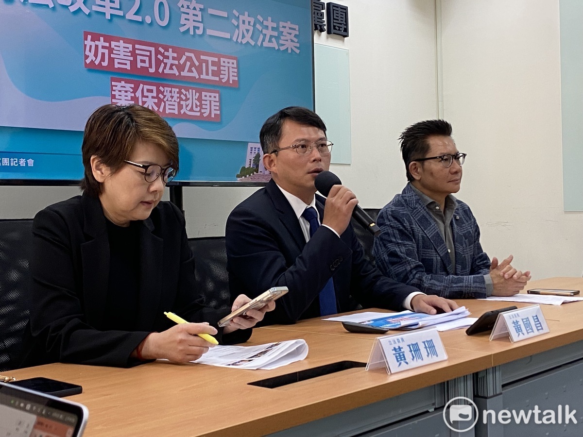 民眾黨立法院黨團總召黃國昌（中）、副總召黃珊珊（左）、幹事長吳春城（右）。 圖：周煊惠 / 攝