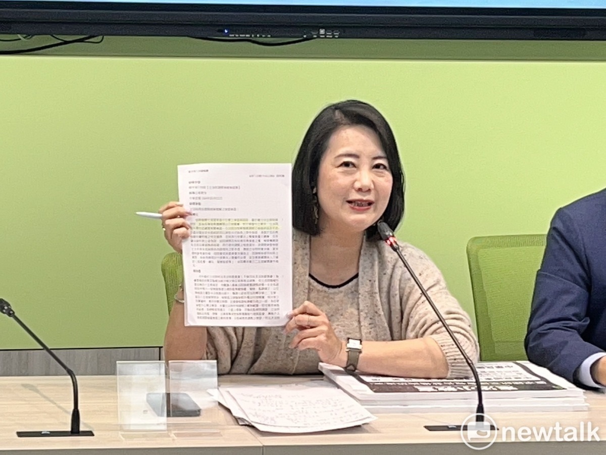 民進黨立委吳思瑤拿出大法官釋字第729號反批黃國昌「立委再大也不能逾越憲法」。 圖：金大鈞/攝