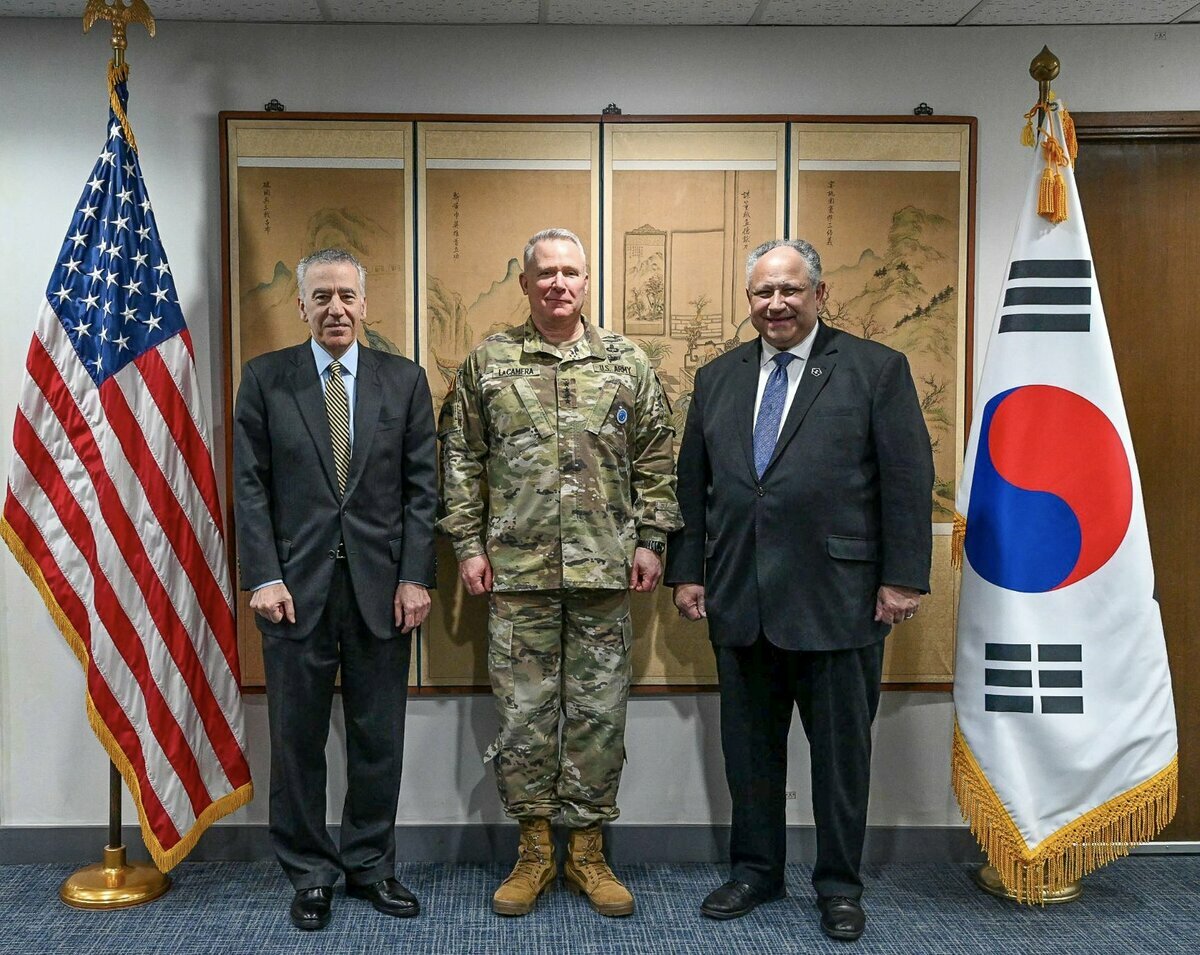 美國海軍部長德爾·托羅（Carlos Del Toro）訪問了韓國和日本的造船廠，並在每一站都提到了重啟美國閒置造船廠的計劃。 圖 : 翻攝自X帳號@CDRUNCCFCUSFK