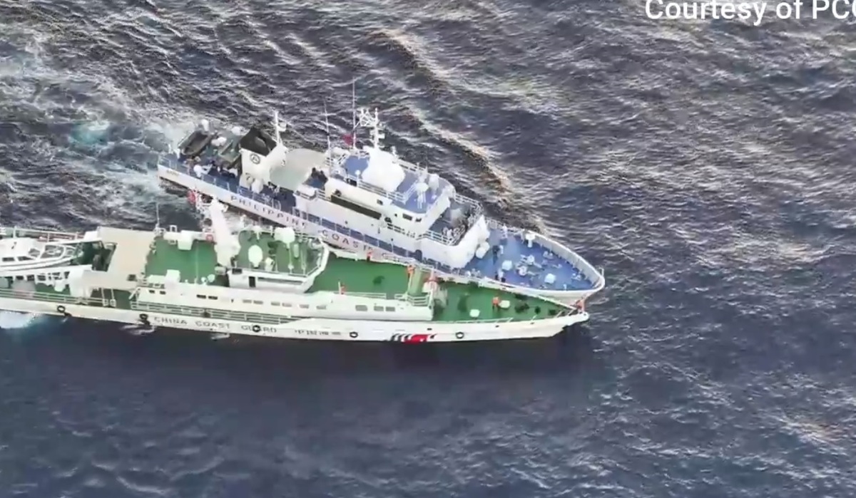 5 日，中國海警船與菲律賓海防船在仁愛礁附近海域發生碰撞。 圖：翻攝自 Jay Tarriela Ｘ帳號