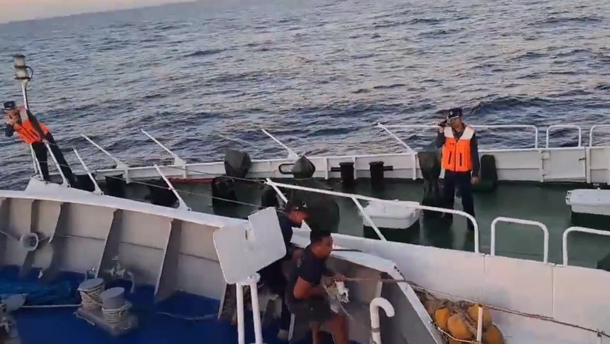 中國海警船衝撞菲律賓海防船時，中國海警人員早有預備拿出攝影機拍攝，菲方人員則趕緊做出船隻碰撞的緊急措施。 圖：Jay Tarriela／Ｘ