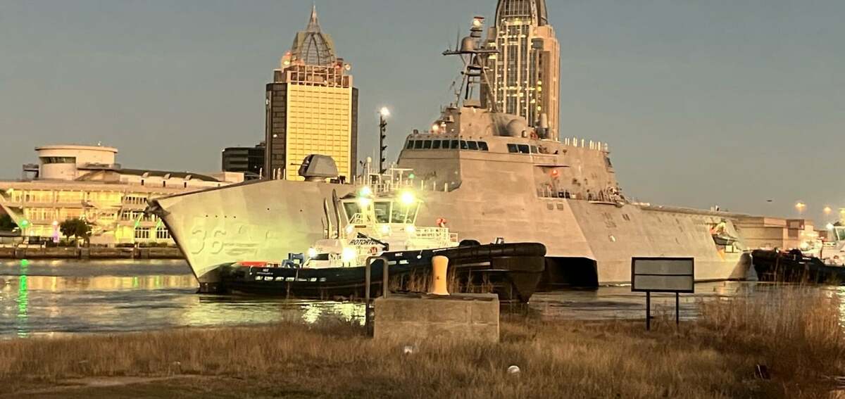 美國海軍倒數第二艘「獨立級」濱海戰鬥艦「金斯維爾號(LCS-36)」，1月底停泊阿拉巴馬州莫比爾市奧斯塔爾美國造船廠碼頭。 圖：翻攝Austal USA