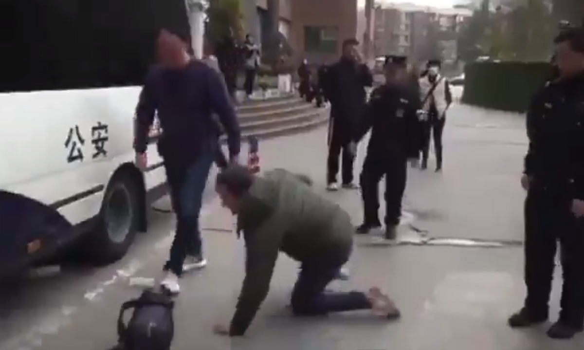 荷蘭國家廣播基金會（NOS）的記者，被成都警察推倒。 圖：翻攝自淘喵先生 X（前推特）帳號