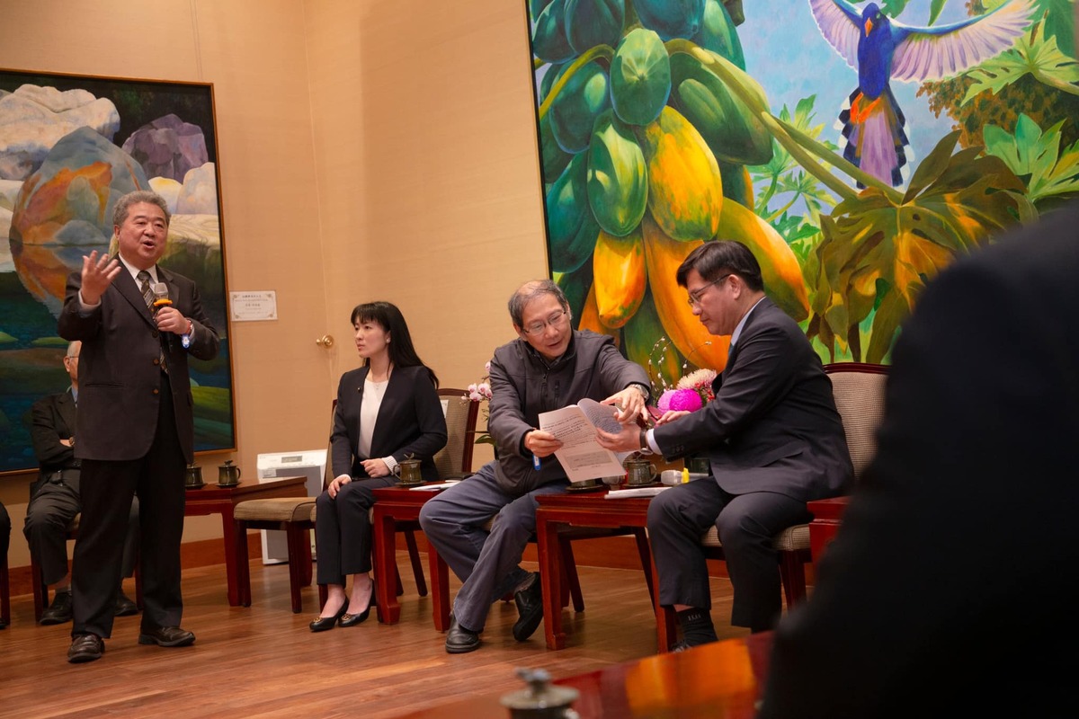 林佳龍在過年前代表總統蔡英文接見台灣社區醫院協會。 圖：翻攝自林佳龍臉書