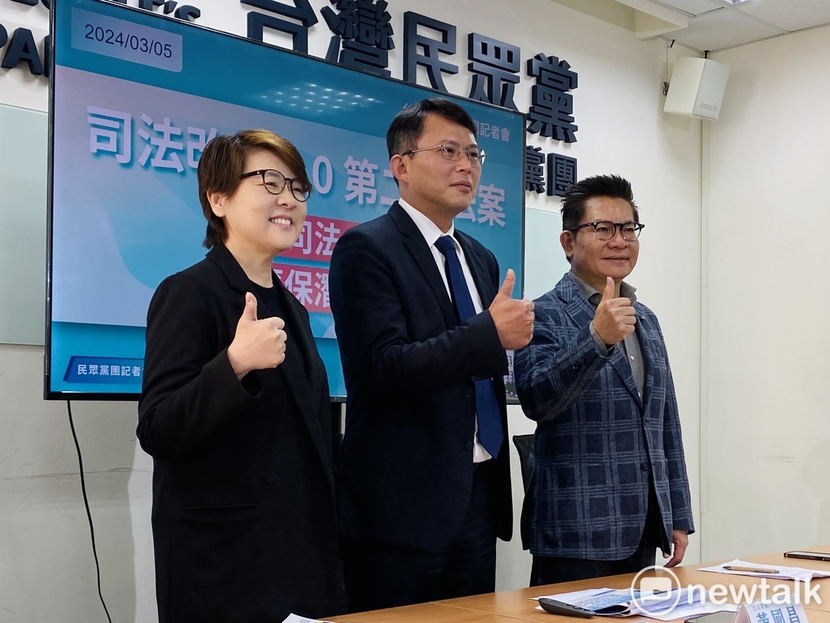 民眾黨團副總召黃珊珊（左起）、總召黃國昌、幹事長吳春城。 圖：周煊惠 / 攝