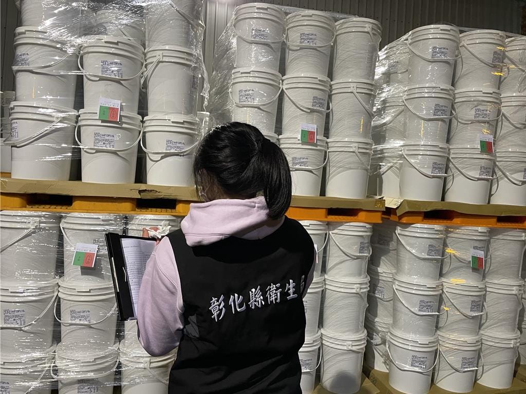 衛生局昨(5)晚公布，至少3.4萬多公斤流向7縣市，包括知名泡麵工廠維力，有520公斤違規，經查發現，品名、效期、數量與高雄市衛生局提供資料不符合，已將相關稽查資料函請高雄市政再確認。 圖：彰化縣衛生局／提供