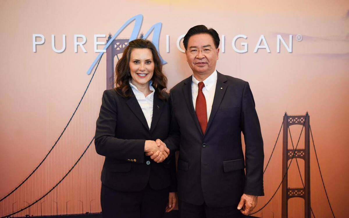 外交部長吳釗燮與美國密西根州州長魏美桂（Gretchen_Whitmer）合影。 圖：外交部/提供
