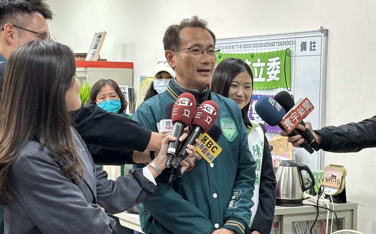翁曉玲稱「質詢是上對下」鄭運鵬：落伍的威權悲哀 腦袋裝政黨偏見的醜態