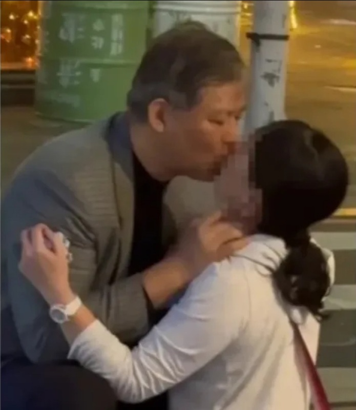 國安局特勤中心少將謝靜華，2月街頭強吻馬尾妹被拍下爆料。 圖：翻攝影片