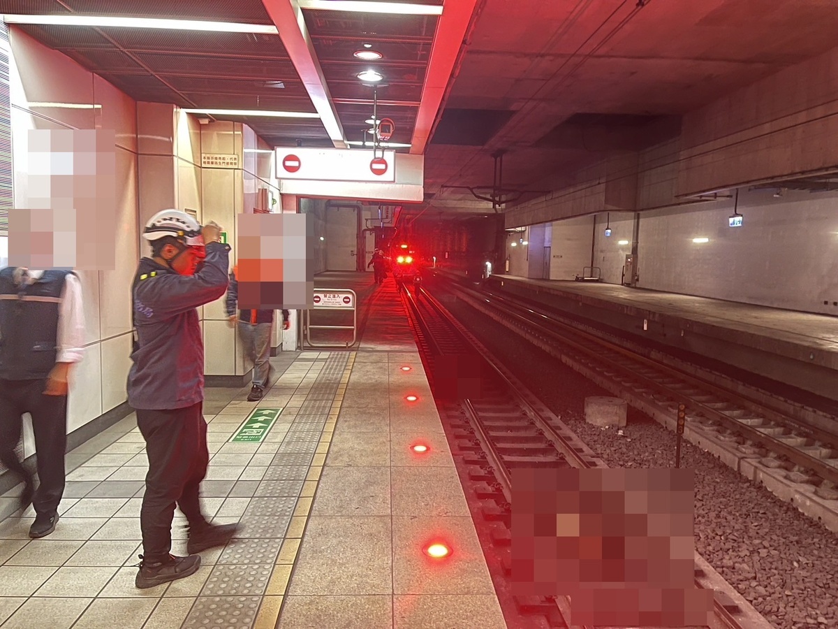 台鐵高雄科工館站相隔半個多月又傳落軌死亡意外。 圖：高雄市消防局/提供