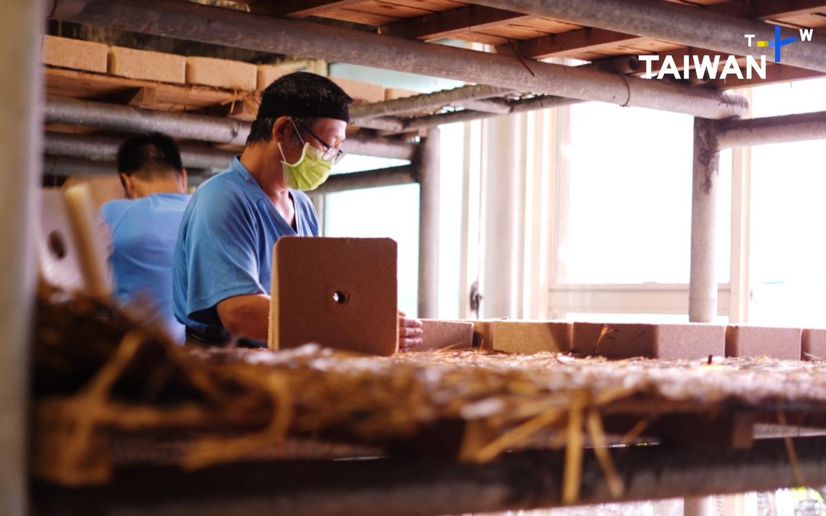 紀錄片《Taiwan’s Mega Factories》第二集，帶領觀眾走進揭開歷史悠久的金門酒廠神秘面紗，探索台灣最暢銷的金門高粱酒，完整介紹金門高粱酒「固態釀酒」的古法。 圖：TaiwanPlus提供