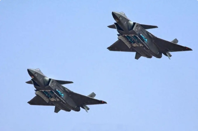中國軍事專欄作家預估，在 2024 年末時，中國已經有超過 400 架殲 -20 在空軍服役。然而 6 代戰機的技術競賽卻早已開始，中國只能自己想辦法造。 圖：翻攝自 海事先鋒