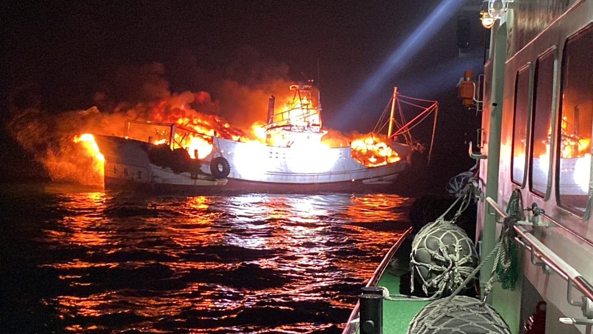 澎湖籍「全振宏」漁船5日晚間在澎湖虎井海域失火，火勢猛烈。海巡署前後派出3艘巡防艇協助滅火、救人。 圖：海巡署提供